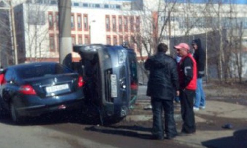 На Производственной столкнулись два «Ниссана: от удара одна иномарка перевернулась