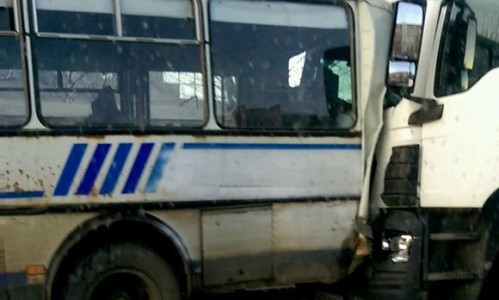 В Кирове столкнулись фура и два автобуса: пострадали три ребенка