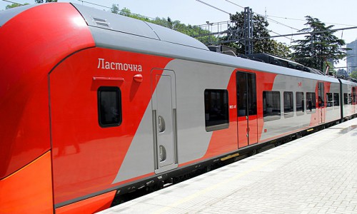 В Котельниче горожане пришли посмотреть на скоростной поезд «Ласточка»