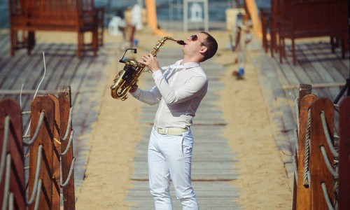 Кировский саксофонист, участник проекта "Танцы со звездами" рассказал о своем пути к успеху