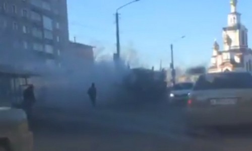 Видео: в Кирове в час пик загорелся грузовой автомобиль