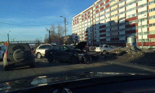 В Кирове автоледи не пропустила кроссовер: в результате столкновения пострадали два человека