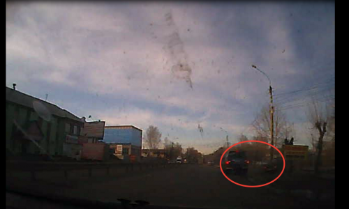 На Производственной в Кирове водитель "Ленд Крузера" снес "Ниву"