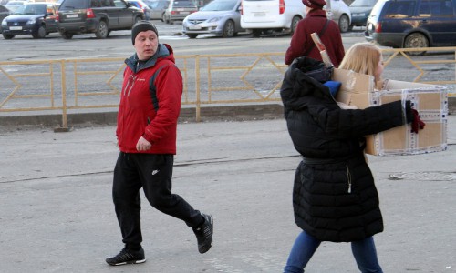 Видео: по Кирову гуляла голова в коробке