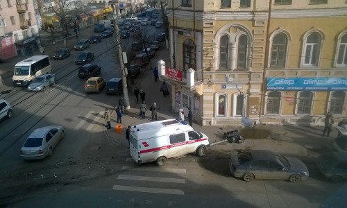 Видео: в Кирове «скорая» снесла светофор