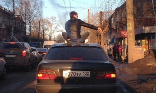 В Кирове молодой человек ради острых ощущений залез на крышу автомобиля