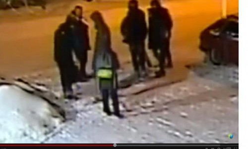 Видео: в Кирове студент избил подростка клюшкой