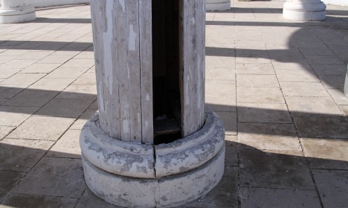 В Кирове вандалы повредили колонну ротонды в Александровском саду