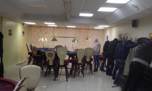 На Производственной полицейские с помощью кувалды пытались проникнуть в подпольное казино