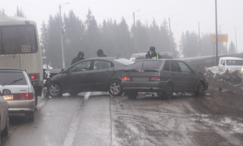 Видео: в Кирове столкнулись три машины, есть пострадавший