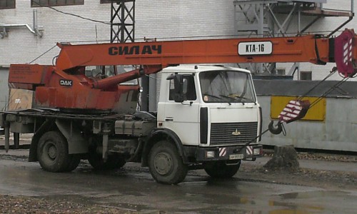 В Кировской области на дороге перевернулся автокран