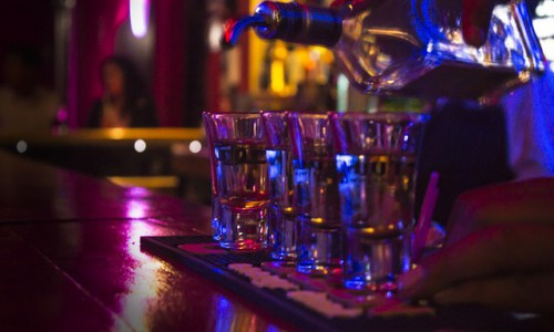 В Кирове бармен из-за ссоры со своей девушкой угощал всех посетителей алкоголем