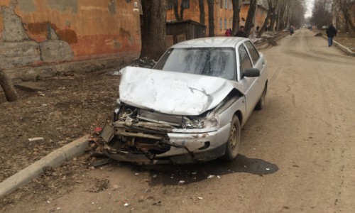 Ночью в Кирове «десятка» протаранила два автомобиля