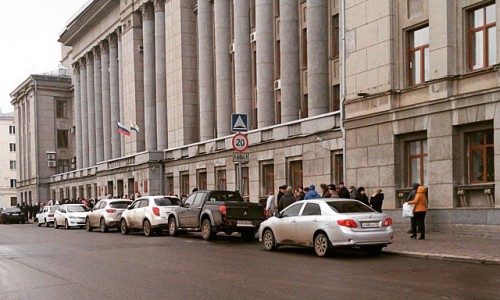 Сегодня полиция оцепила территорию у здания областного правительства