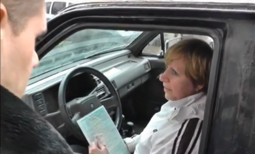 Видео: автоледи неправильно припарковалась и закрылась в машине от инспекторов ГИБДД