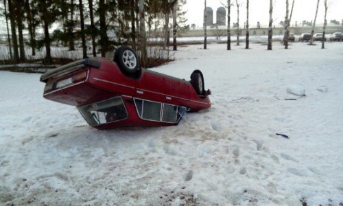 Неизвестный водитель на «шестерке» перевернулся и бросил машину на обочине