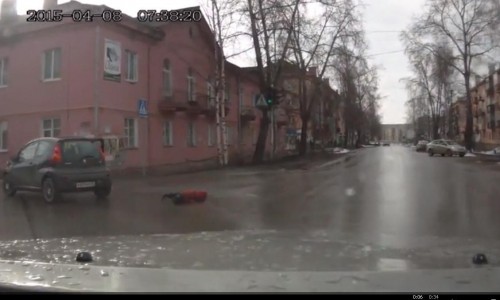 Видео: из машины с кировскими номерами на полном ходу выпал малыш