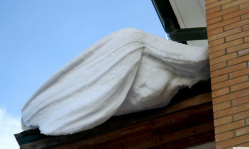 В Кирове ищут очевидцев падения снега на двух человек