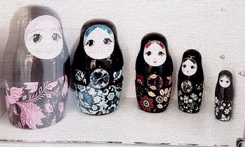 Утро понедельника в Кирове: матрешки и митинг