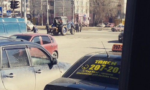 Утро в Кирове: хорошая погода и трактор на пешеходном переходе