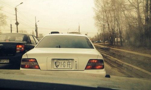 В Кирове автолюбитель прикрутил на свою машину табличку с изображением Путина