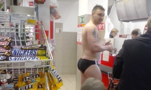 В «Магните» на Грибоедова разгуливал мужчина в трусах