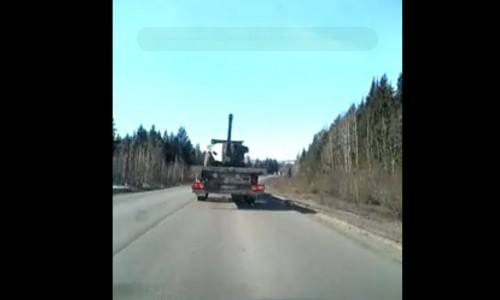 Видео: по Слободскому тракту две машины провезли пушки