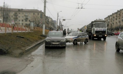 На Октябрьском проспекте машина полиции без водителя въехала в припаркованный авто