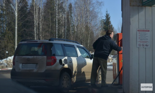 В Кирове водитель оставил бензоколонку без топлива, сорвав пистолет