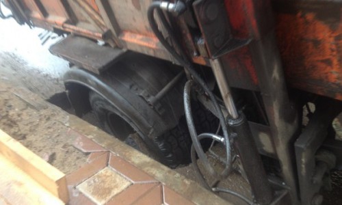 В Кирове в яму на дороге провалился мусоровоз