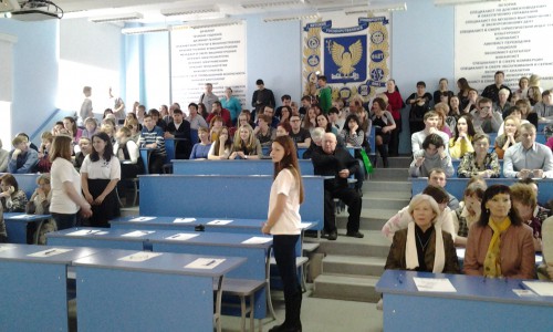 Тотальный диктант в Кирове: волонтеры встречают гостей мероприятия