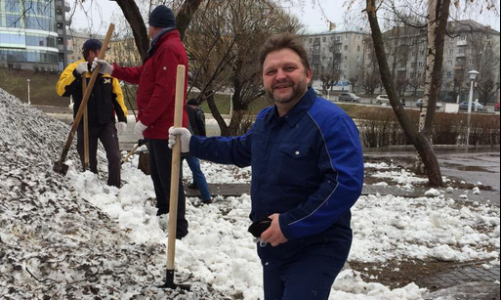 Губернатор Кировской области прибрался в парке у цирка