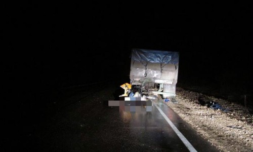 В Кировской области мотоцикл врезался в КамАЗ: двое погибли