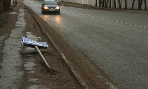 Кировчанин: "На Филейке сбили два дорожных знака"