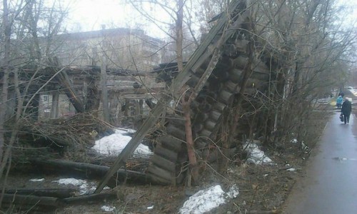 В Кирове обломки аварийного здания грозят упасть на головы прохожих