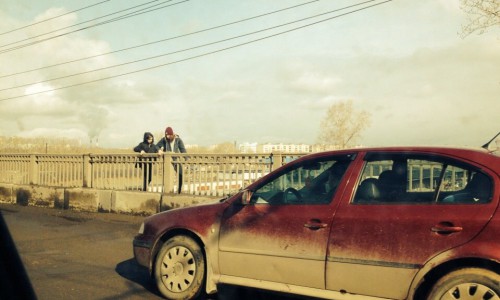 Подростки-экстремалы ходили за ограждением моста на улице Московской