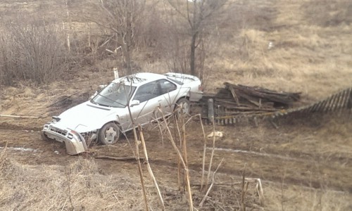 Видео: в Кировской области иномарка вылетела в кювет и снесла забор