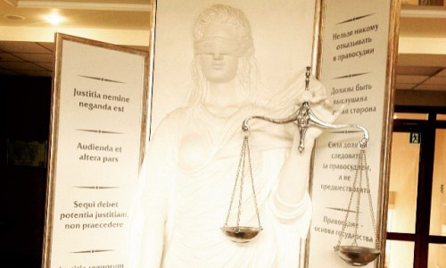 Утро в Кирове: суд, котоперсонал и облака