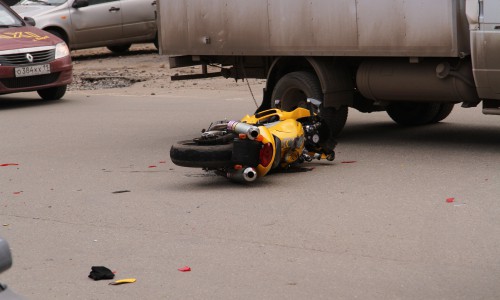 Видео: на Октябрьском проспекте водитель «Лады Калины» сбил мотоциклиста