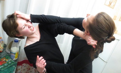 Трудно поверить... В Кировской области одна сестра откусила другой палец