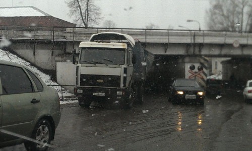 В Кировской области большегруз застрял под мостом: образовалась большая пробка