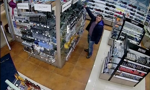 В Кирове мужчина ограбил кафе (ВИДЕО)