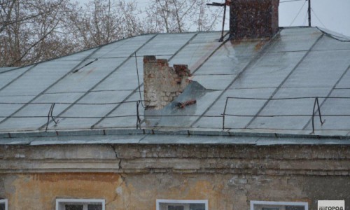 Кировчане опасаются падения кирпичей и фонарей с крыш