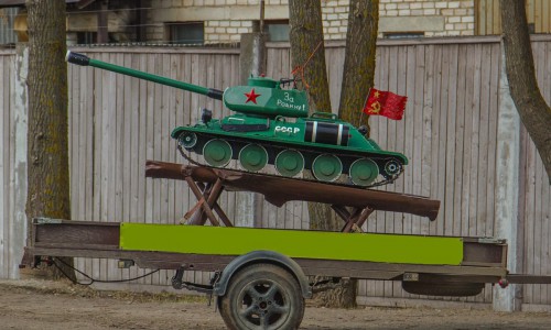 В Кирове на Филейке поставили танк