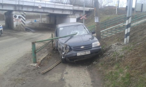 В Кировской области часть металлического ограждения проткнула лобовое стекло машины