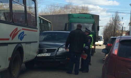 В Кирове на перекрестке улиц Профсоюзной и Карла Маркса огромная пробка: произошло несколько аварий