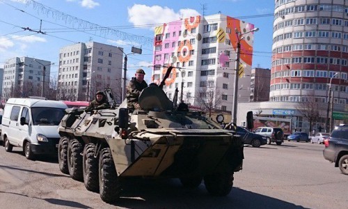 По улицам Кирова проехал БТР