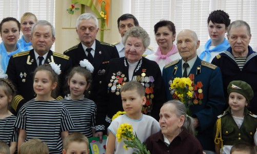 В Чистых прудах малыши поздравили ветеранов