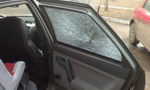 В Чистых прудах неизвестные обстреляли машину из пневматики