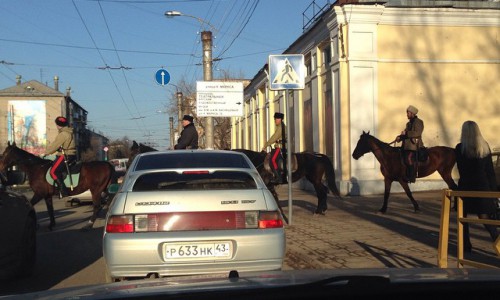 Утро в Кирове: по улицам города прошли казаки на лошадях